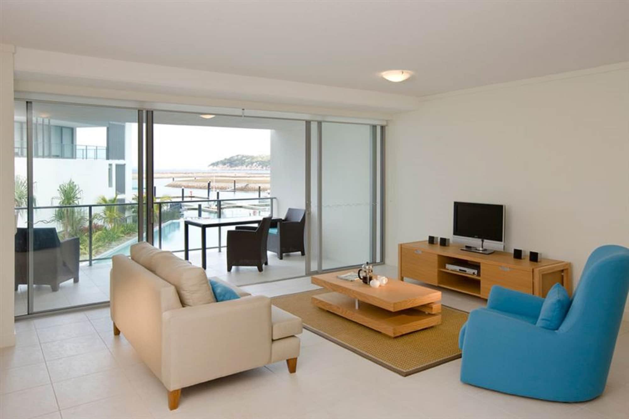 Peppers Blue On Blue Hotel Nelly Bay Exterior photo Living room