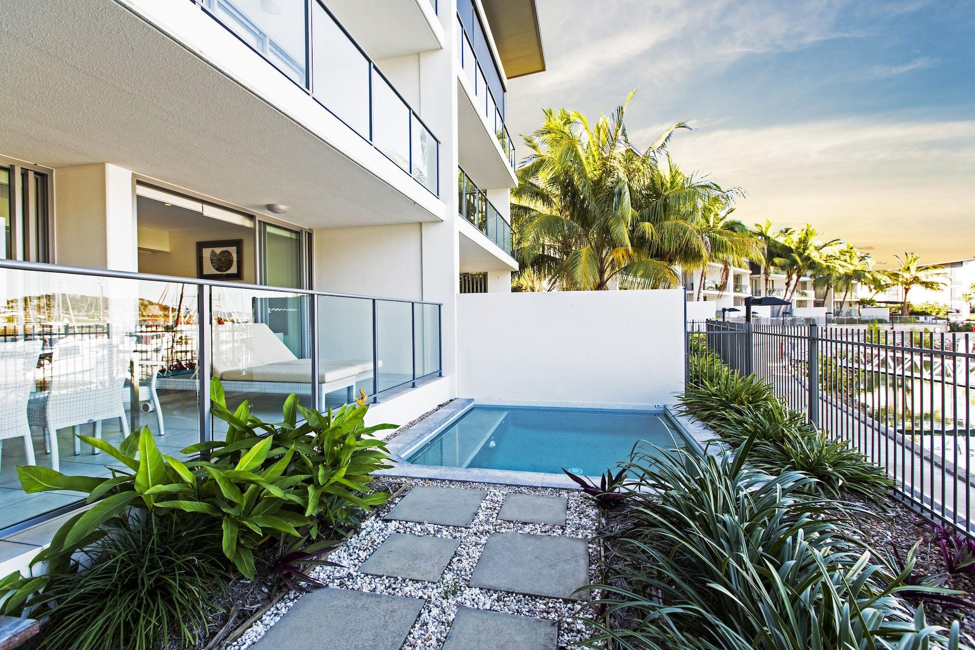 Peppers Blue On Blue Hotel Nelly Bay Exterior photo A pool at a private residence