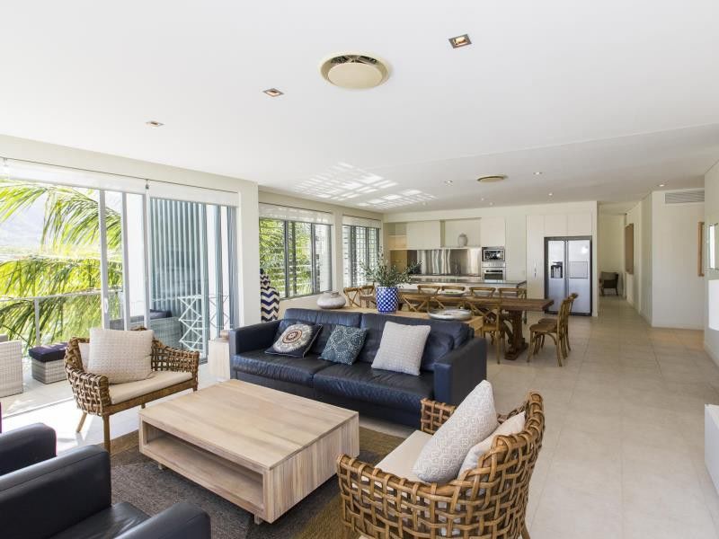 Peppers Blue On Blue Hotel Nelly Bay Exterior photo A living room in a modern house